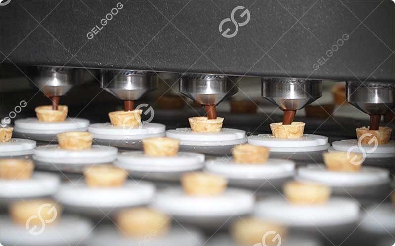 Remplissage du chocolat Dans Mini Cônes